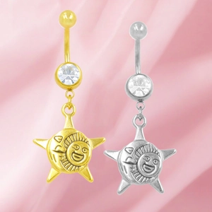 Piercings de nombril soleil et lune en or et argent sur fond de tissu rose délicat