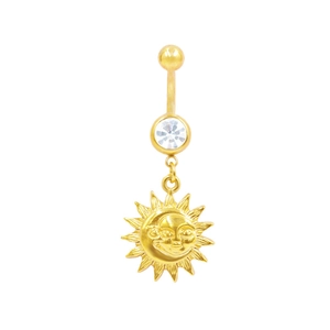 Détail du piercing de nombril doré avec pendentif soleil lune et zircon blanc brillant