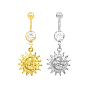 Vue détaillée du piercing de nombril avec pendentif soleil et lune en or et argent