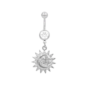 Gros plan du pendentif soleil et lune sur piercing nombril en acier avec zircon cubique
