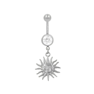 Vue détaillée d'un piercing au nombril en acier avec pendentif soleil et zircone cubique