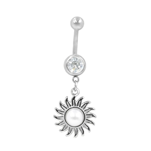 Détail d'un piercing au nombril en acier avec pendentif soleil, perle et zircone