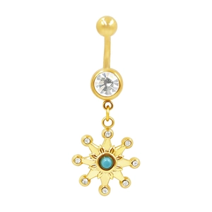 Détail d'un piercing de nombril doré avec pendentif soleil, turquoise et cristaux clairs