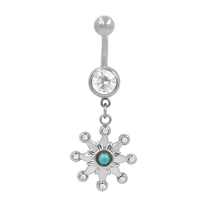 Détail du piercing de nombril en acier avec pendentif soleil turquoise et des zircons