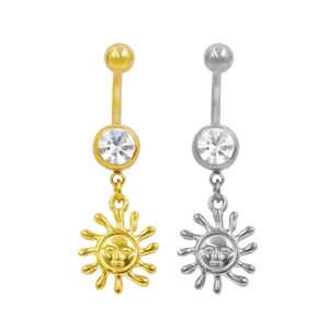 Détail de piercings de nombril soleil en or et argent avec pierres de zircone brillantes