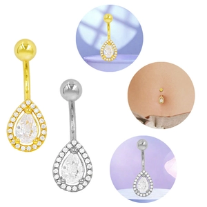 Detalle de piercing de ombligo con circonita en forma de gota en oro y plata pulida