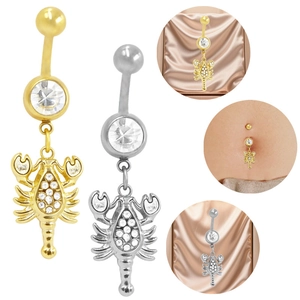 Vista macro dettagliata di un piercing all'ombelico a forma di scorpione con zirconi