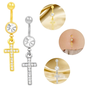 Dettaglio di piercing all'ombelico in acciaio inossidabile con pendenti a croce in oro e argento