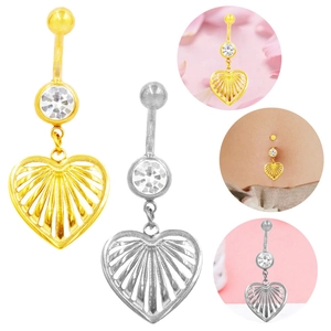 Dettaglio dei piercing all'ombelico a forma di cuore in oro e argento con intarsi in zircone