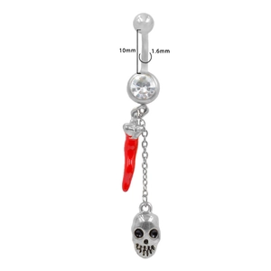 Dettaglio del piercing all'ombelico in acciaio inossidabile con peperoncino e teschio