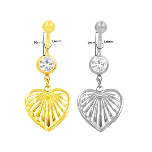 Dettaglio di piercing all'ombelico a cuore con lunghezza barra 10mm e spessore 1,6mm