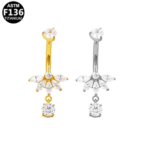 Detalle de piercings de ombligo en titanio ASTM F136 oro y plata con circonitas navette