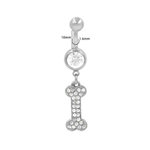 Dettaglio del piercing all'ombelico in acciaio 1,6mm con zircone e ciondolo a osso