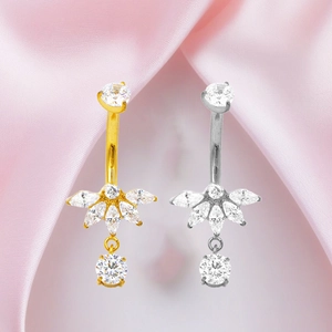 Detalle de piercings de ombligo de mariposa en titanio con circonitas en plata y oro