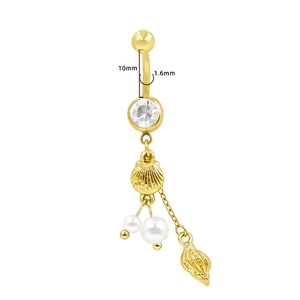 Dettaglio piercing ombelico dorato con conchiglie, perle e barretta acciaio da 10mm