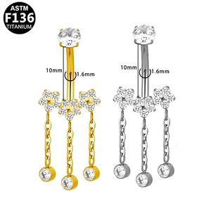 Detalle de piercings de ombligo de titanio F136 con colgantes de mariposa y circonita