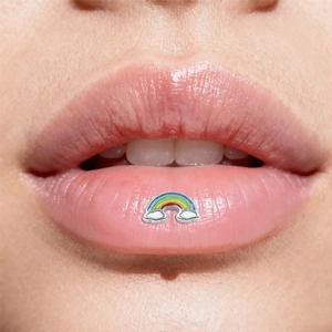 Piercing labiale a forma di arcobaleno e nuvola in acciaio inox su un modello