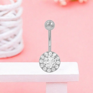 Primer plano del piercing de ombligo con circonitas brillantes y diseño de halo plata