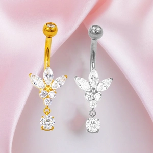 Detalle de piercings de ombligo de titanio F136 oro y plata con colgantes de mariposa
