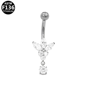 Detalle de piercing de ombligo de titanio con mariposa de circón y colgante móvil