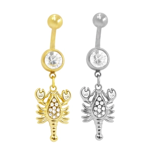 Dettaglio macro di piercing all'ombelico in acciaio inox con pendenti a forma di aragosta