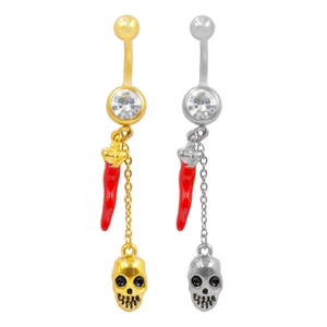 Dettaglio di piercing all'ombelico in oro e argento con peperoncini rossi e teschi