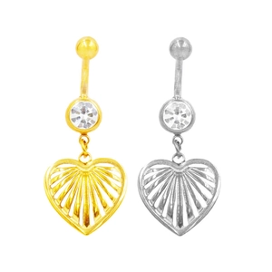 Dettaglio di piercing all'ombelico a forma di cuore con motivi a raggio in oro e argento