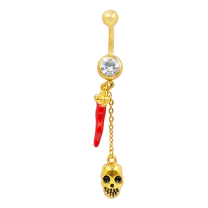 Dettaglio del piercing all'ombelico con pendente a peperoncino rosso e teschio d'oro
