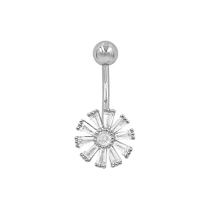 Vista detallada del piercing de ombligo con forma de margarita de plata y circonitas