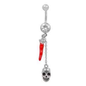 Dettaglio piercing ombelico con ciondolo peperoncino rosso e teschio in argento lucido