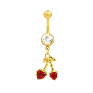 Dettaglio del piercing all'ombelico dorato con ciliegie a forma di cuore rosso e zircone