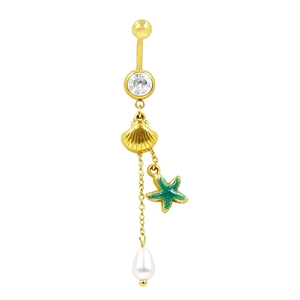 Dettaglio piercing ombelico dorato con conchiglia stella marina e perla a goccia