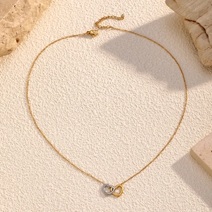 Collier en acier inoxydable 316L doré avec pendentif cœurs entrelacés et zircons brillants