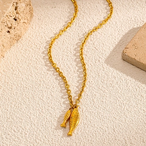 Elegante vergoldete Edelstahlkette mit strukturiertem Doppelfisch-Anhänger-Design