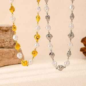 Detalle del collar de cuentas metálicas irregulares y perlas bañadas en oro de 18k