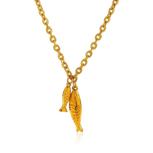 Elegante vergoldete Edelstahl-Halskette mit Fisch-Anhänger auf weißem Hintergrund