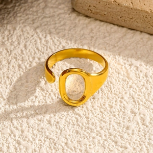 Bague ouverte minimaliste en acier inoxydable plaqué or avec design ovale géométrique