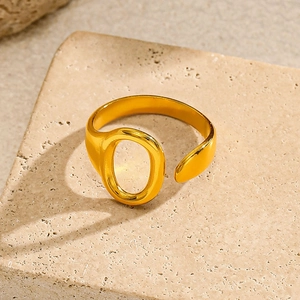 Bague ouverte minimaliste en acier 316L doré avec design évidé ovale sur pierre brute