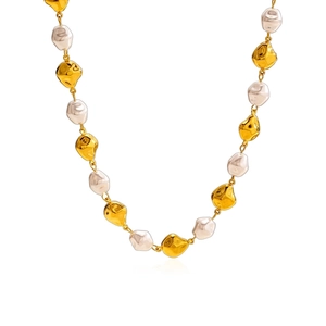 Collar de acero inoxidable de 18k con perlas barrocas y cuentas de metal texturizadas