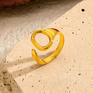 Bague réglable en acier inoxydable doré 316L avec design ovale ajouré sur pierre beige