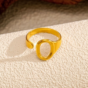 Gros plan d'une bague dorée en acier inoxydable poli avec design ovale évidé et ajustable