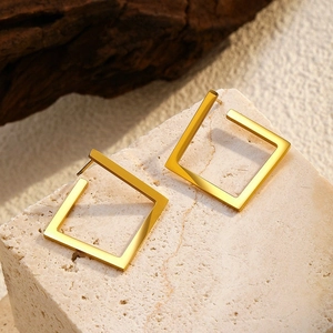 Boucles d'oreilles carrées minimalistes en acier titane plaqué or 18 carats sur pierre