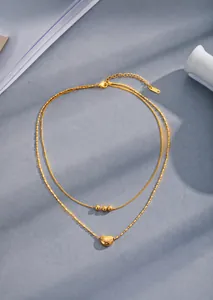 Detailansicht der doppellagigen 18k vergoldeten Edelstahlkette mit Herz- und Perlenanhänger