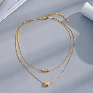 Doppellagige 18k vergoldete Edelstahlkette mit Mondanhänger und goldenen Perlen