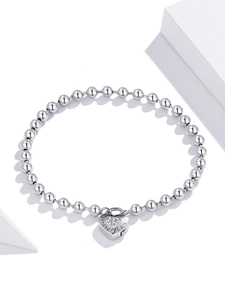 Detailansicht eines Herzanhängers mit forever LOVE Gravur und Zirkonia auf einem Perlenarmband