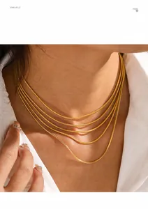 Détail d'un collier à cinq rangs de chaînes serpent dorées au fini métallique lisse