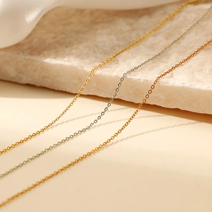 Minimalistische Halsketten aus Edelstahl in Gold und Silber parallel angeordnet