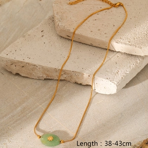 Detail einer 38-43cm Gold-Schlangenkette mit grünem Stein und Sonnen-Anhänger