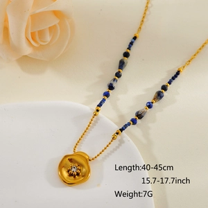 Detail der Lapislazuli-Perlenkette mit Blumenanhänger, 45 cm Länge und 7 g Gewicht