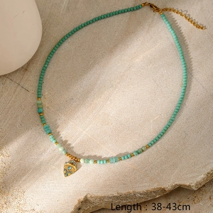 Detailansicht der Türkis-Perlenkette mit goldenem Herz-Auge-Anhänger, Länge 38-43 cm